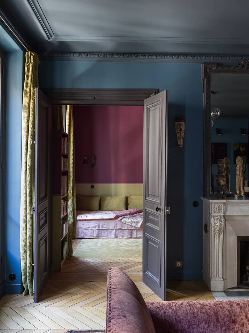salon sofa couleur bleu rouge jaune style haussmannien
