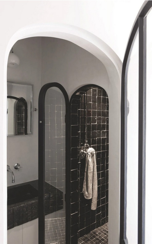 salle de bain douche zellige noir lavabo pierre bleue de Belgique