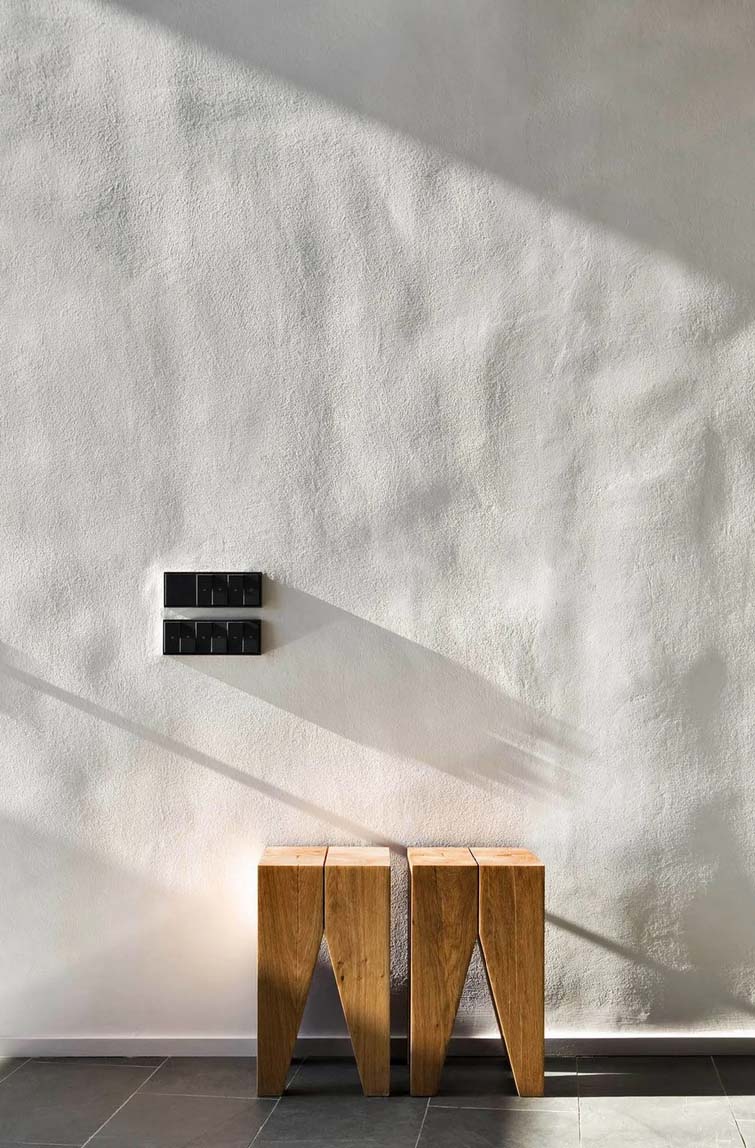 enduit chaux blanche tabourets bois design