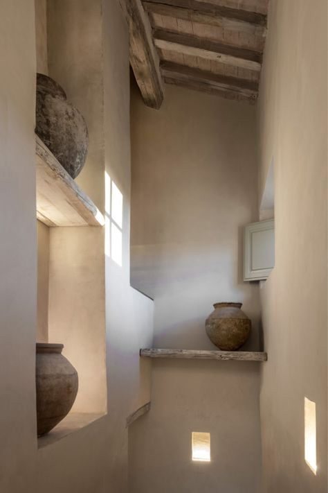 couloir escalier peint à la chaux poteries en terre antiques