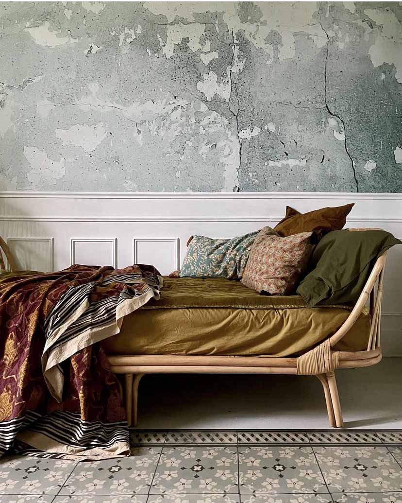 daybed en rotin papier peint imitation mur usé