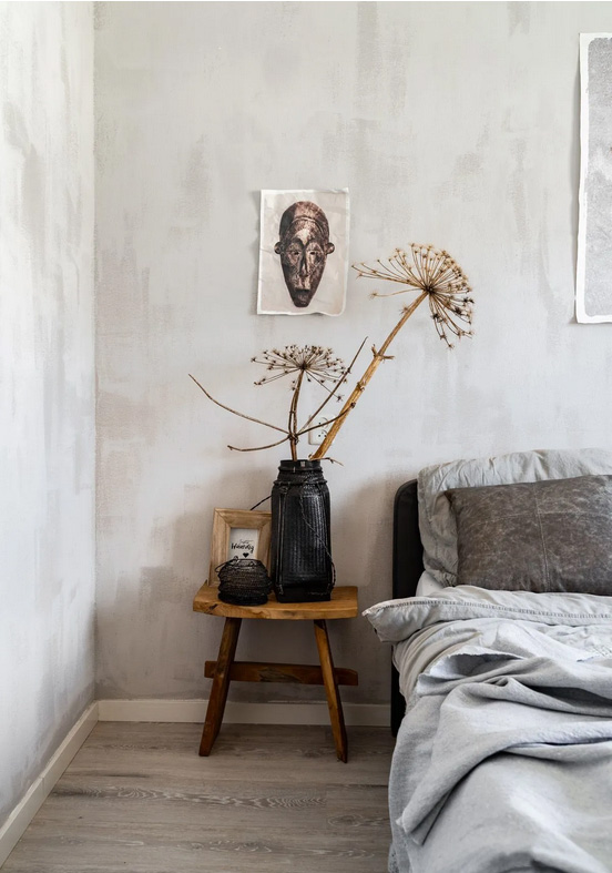 enduit chaux chambre épurée tabouret wabi sabi fleurs xxl