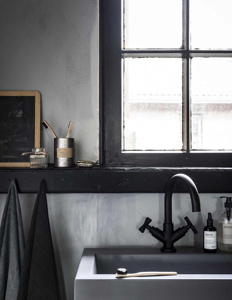 lavabo design fenêtre noire enduit à la chaux gris