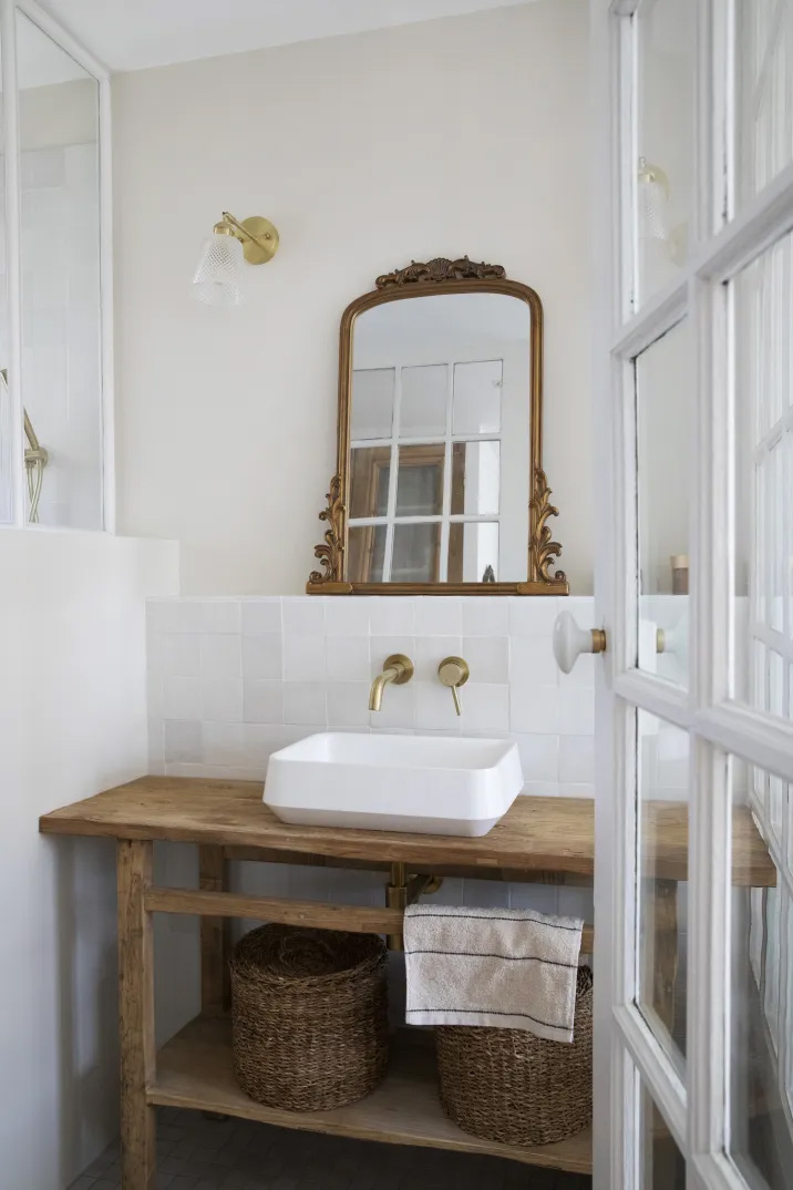 salle de bain campagne chic carreaux zellige blancs miroir doré