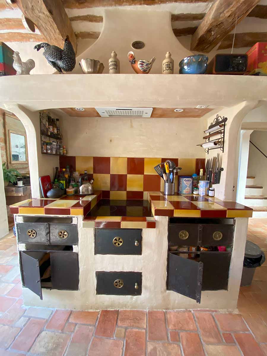 cuisinière ancienne provençale carreaux ciment orange et rouge