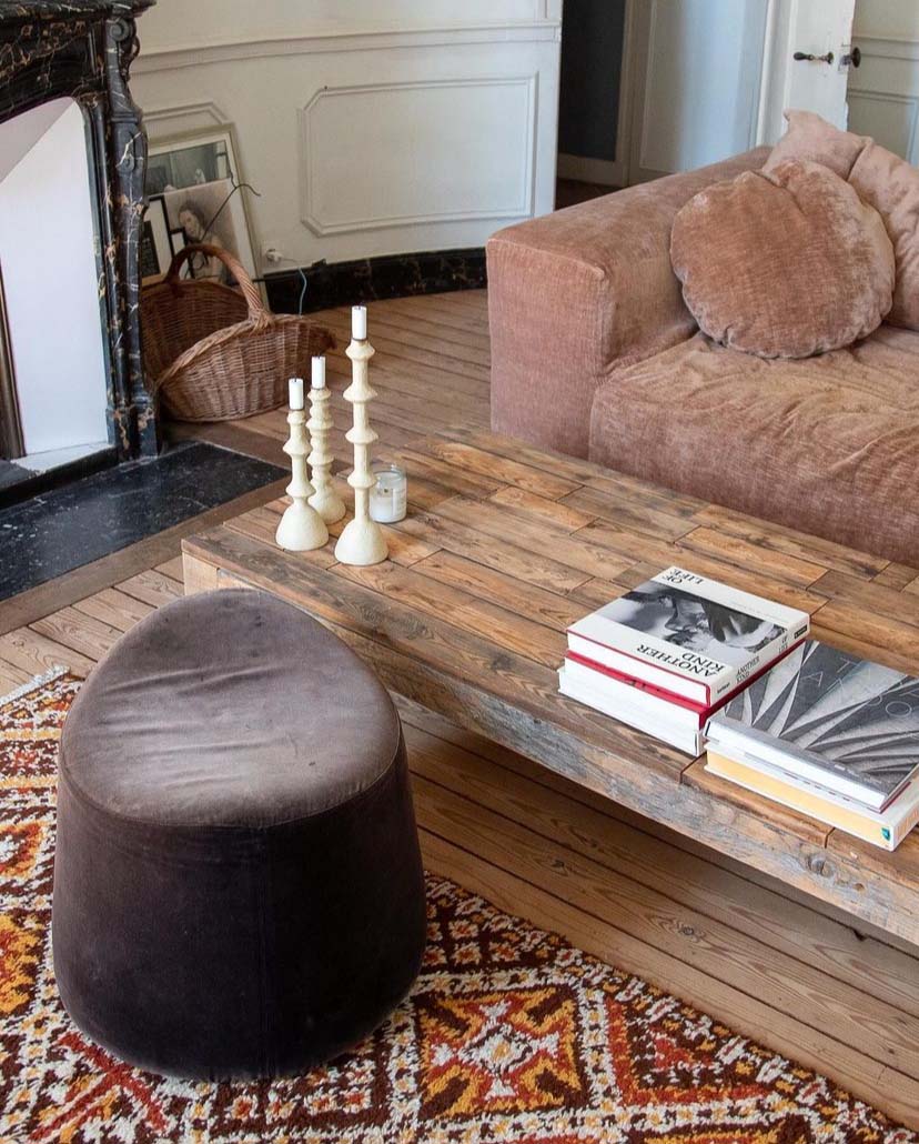 canapé du salon en velours esprit bohème table en bois brut