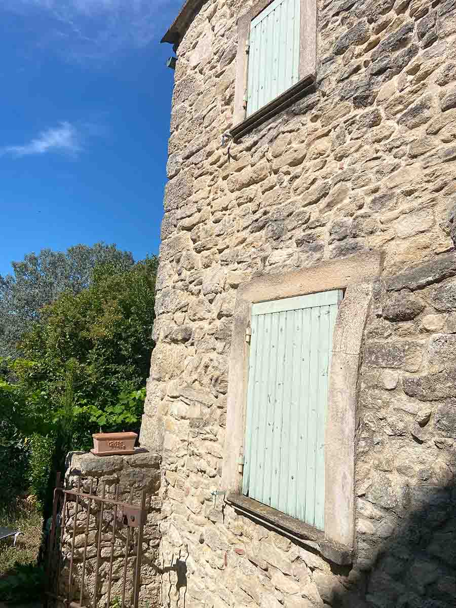 Façade d'une maison en pierre à rénover à Saignon dans le Luberon