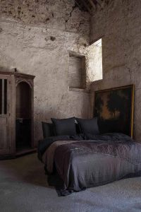 chambre-wabi-sabi-sombre-linge-de-lit-noir