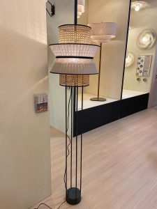 lampadaire pied en métal noir fin et abat jour en cannage liseré noir