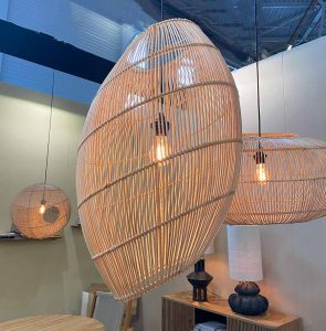 suspension organique sculpturale en osier clair