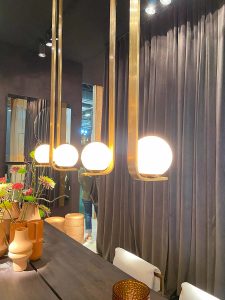 suspension moderne en laiton et globe rond en verre poli blanc