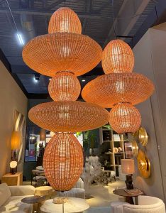 suspension sculpturale en rotin forme organique