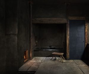 salle-de-bain-wabi-sabi-noire-cheminée