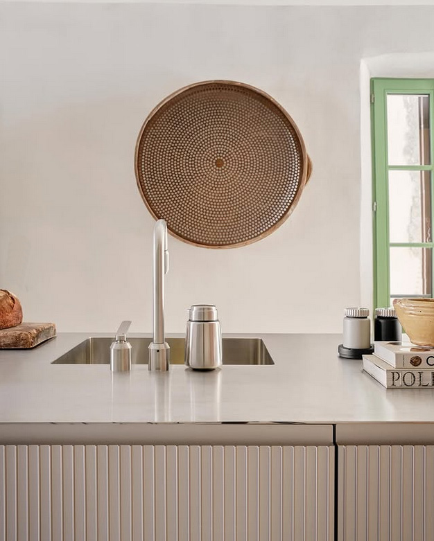 aménagement d'une cuisine sur mesure en aluminium dans une maison médiévale de l'Aude