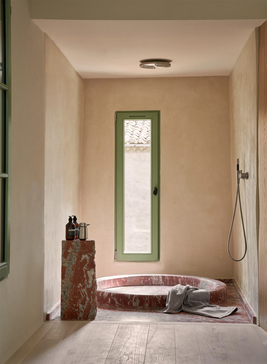 aménagement d'une salle de douche en marbre rouge dans une maison de l'Aude