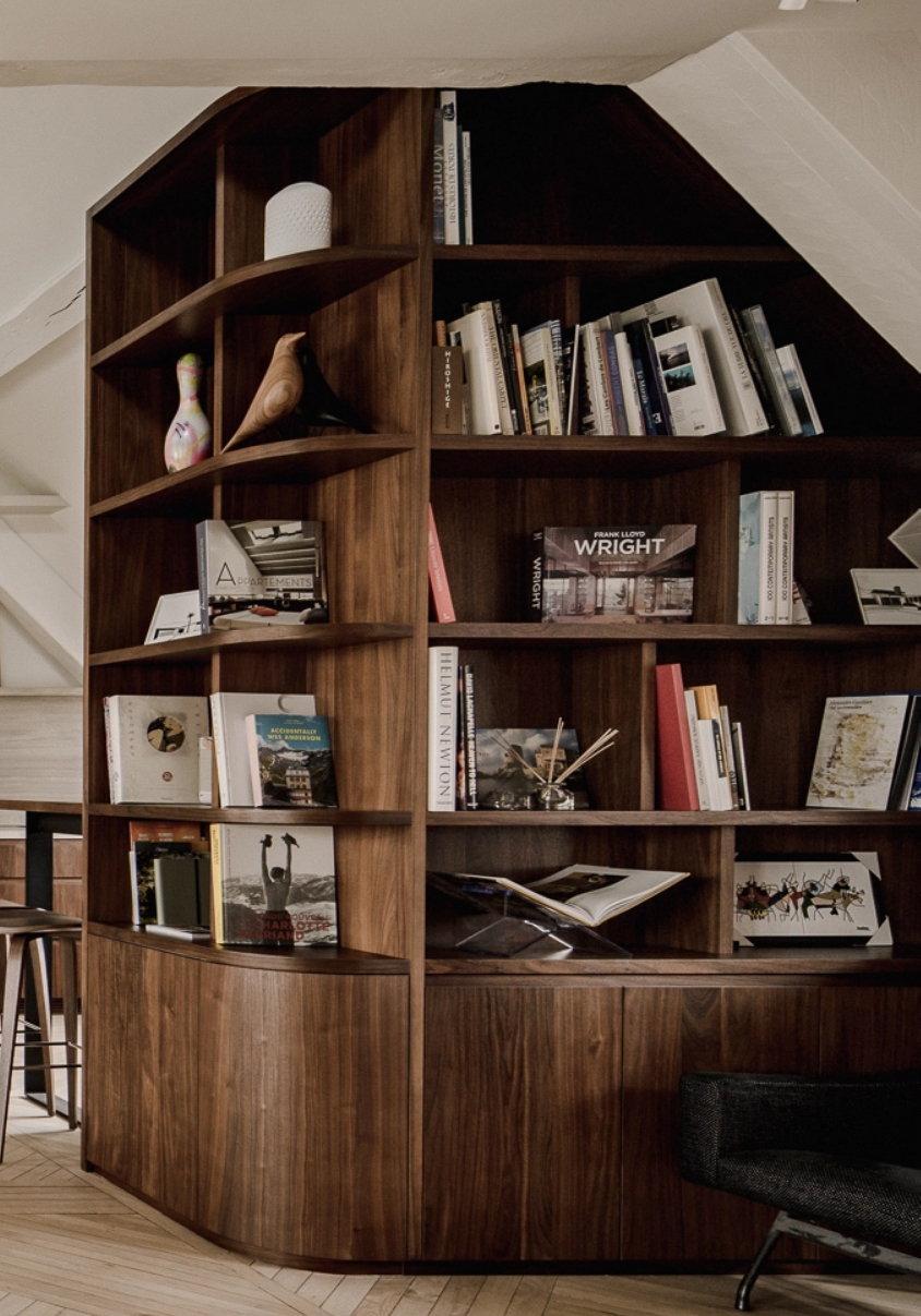 Aménagement d'une bibliothèque en bois de noyer sur mesure dans le Luberon