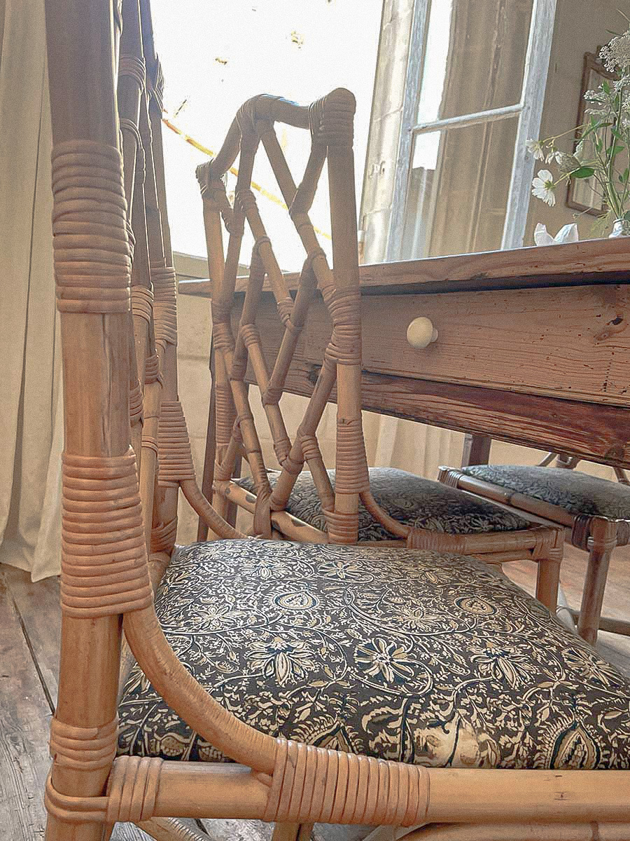 Aménagement d'une salle à manger vintage en bambou dans un appartement en Provence
