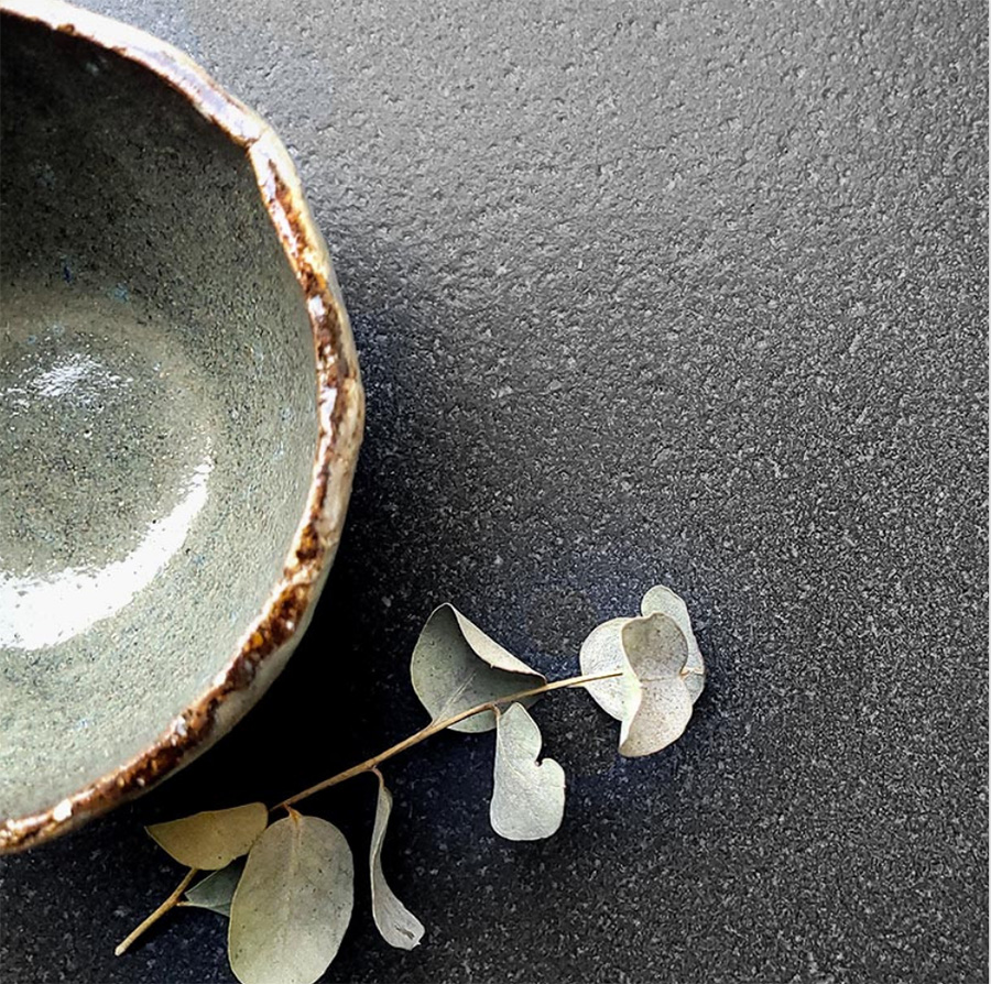 Gros plan sur plan de cuisine en granit noir