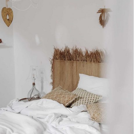 chambre blanche tête de lit en osier camargue