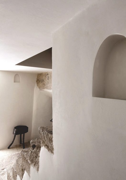 escalier en pierres et murs à la chaux blanche