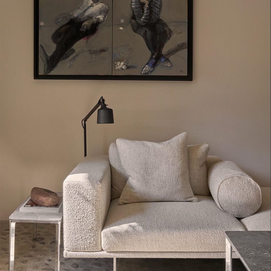 aménagement d'un salon design avec métal et pierre dans une maison de l'Aude