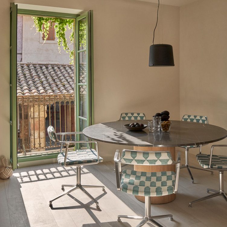 aménagement d'une salle à manger avec table design et chaises tissu Pierre Frey dans l'Aude