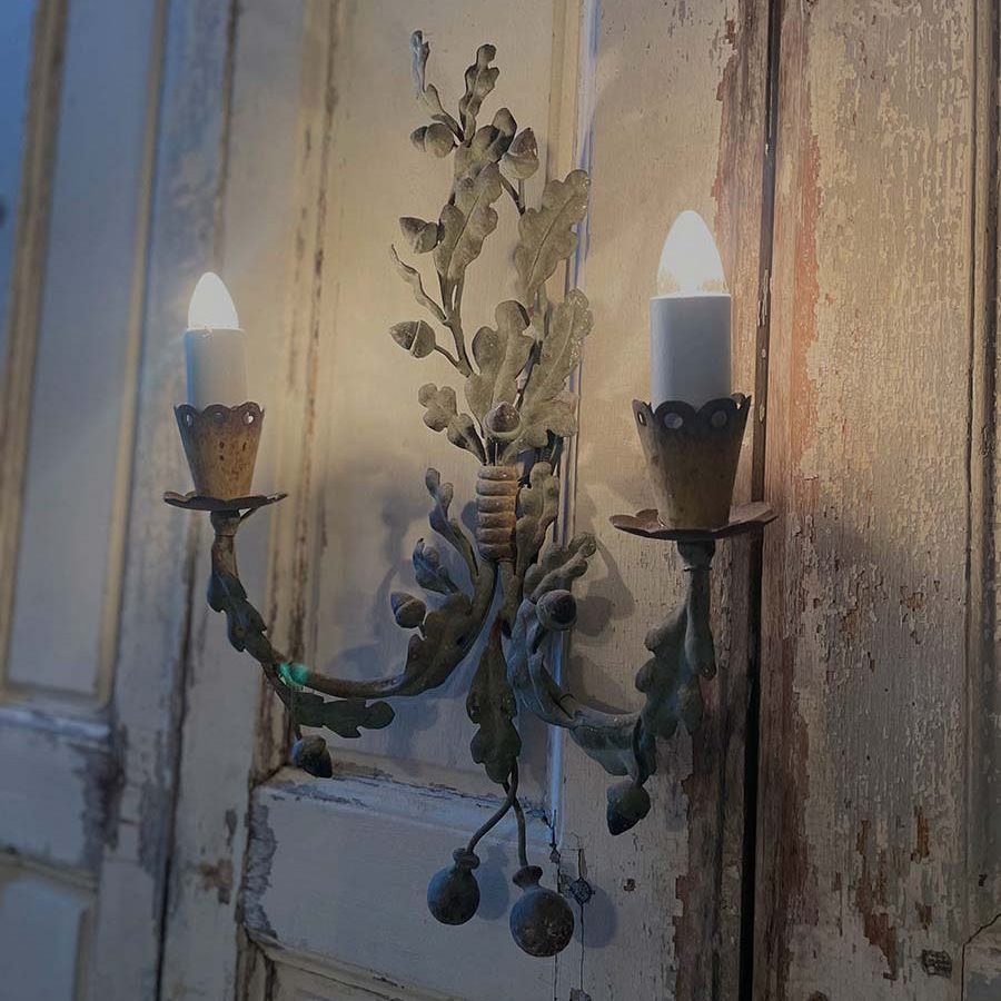 Décoration d'un salon avec une applique chinée en métal ancien