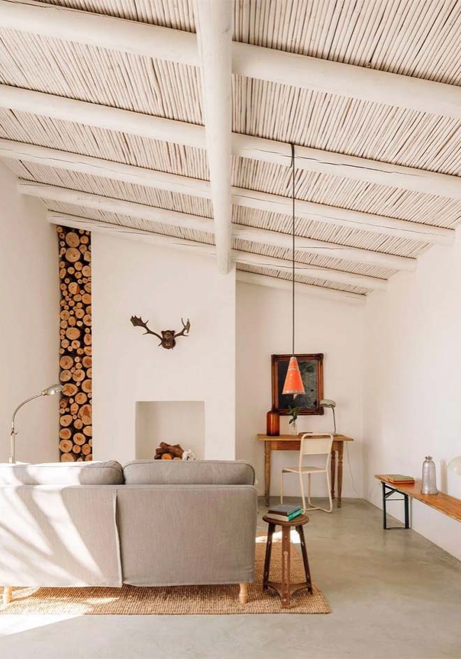 salon minimaliste sol béton cire beige