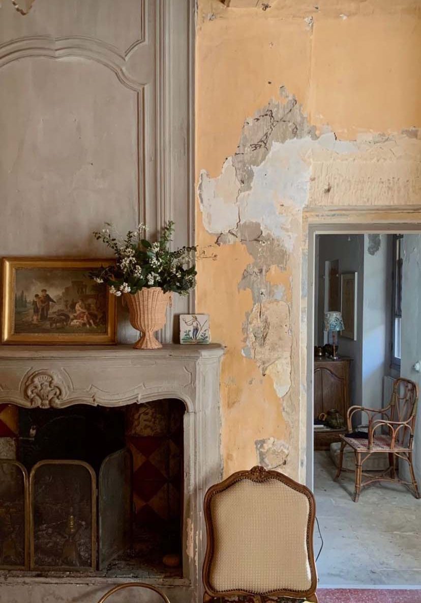 atelier-vime-salon-jaune-cheminee