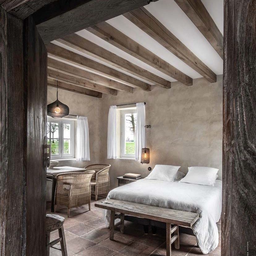 chambre campagne chic poutres bois murs chaux