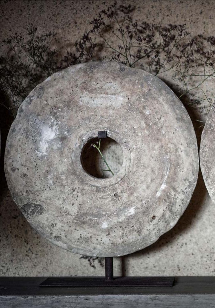 objet-decoratif-wabi-sabi-roue-pierre-grise
