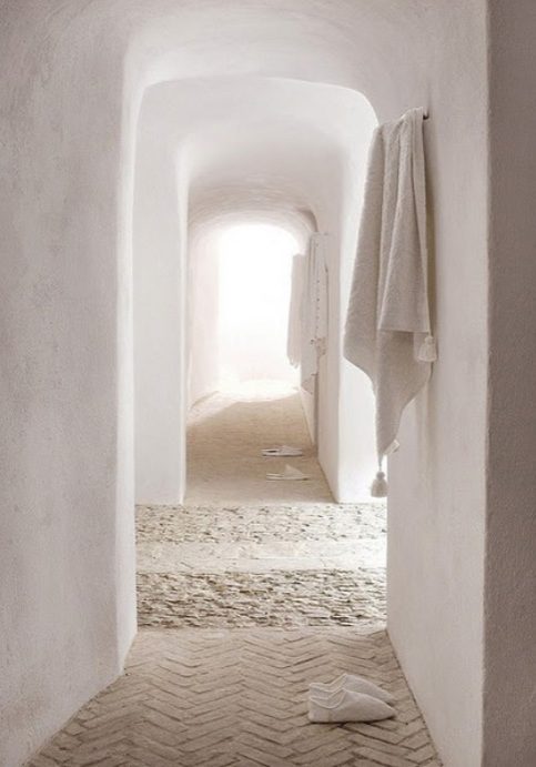 mur à la chaux blanche salle de bain enduit