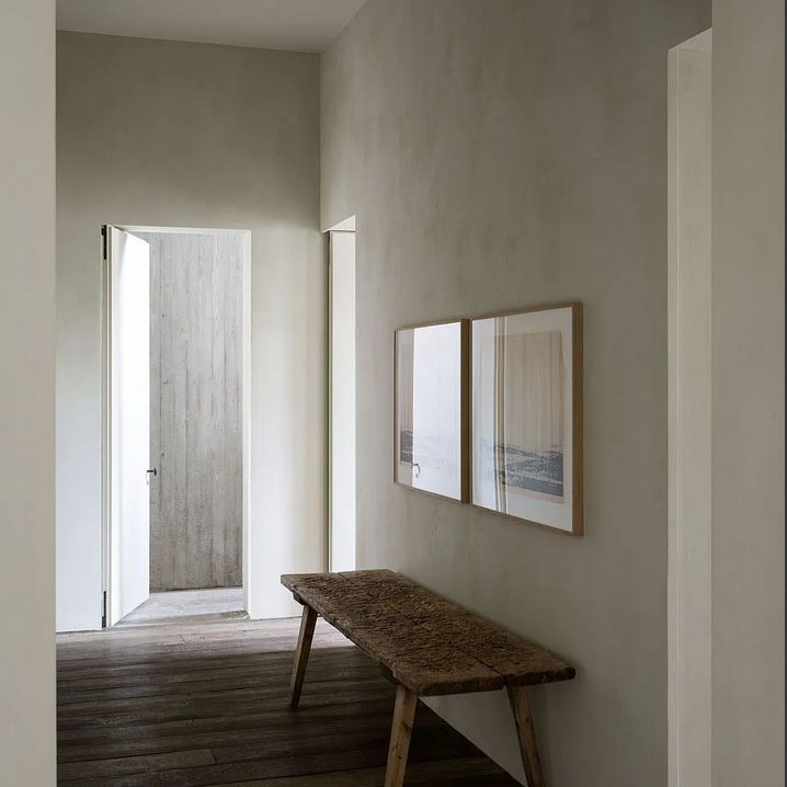 couloir murs enduit chaux banc bois parquet bois