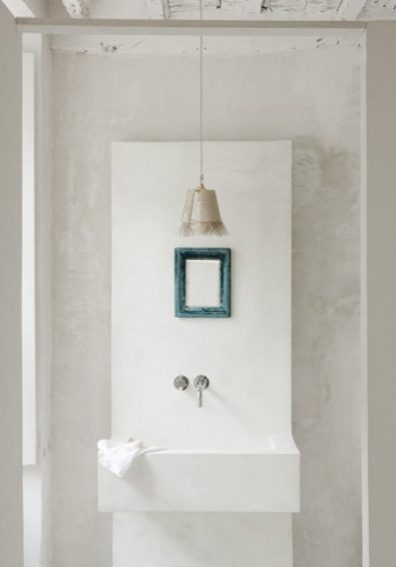 salle de bain lavabo épuré mur chaux blanche