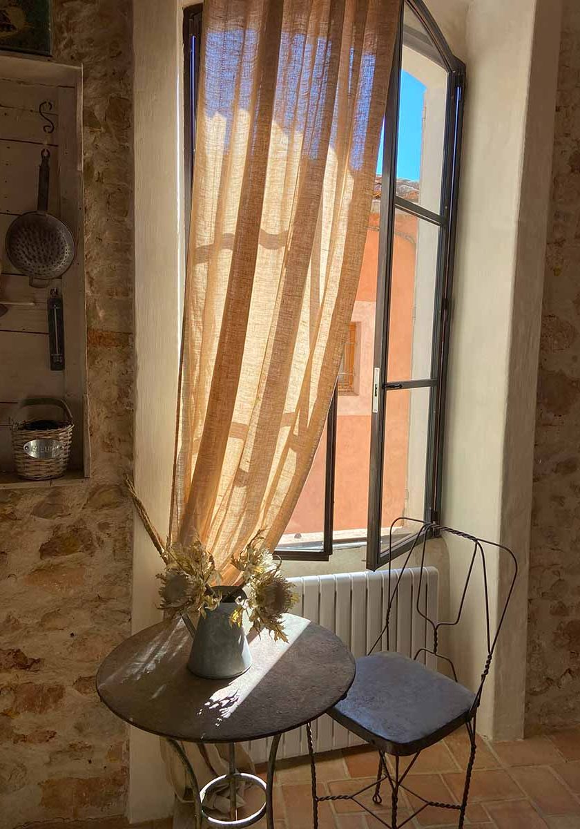 cuisine-fenêtre-murs-en-pierres-rustique