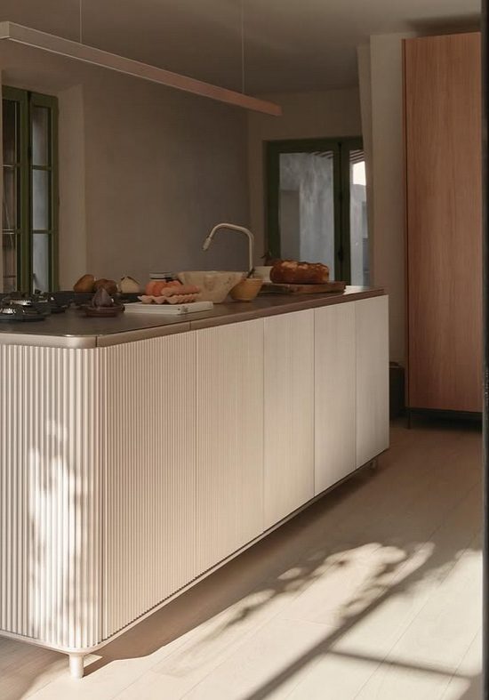 aménagement d'une cuisine sur mesure en modules métal dans une maison médiévale dans l'Aude