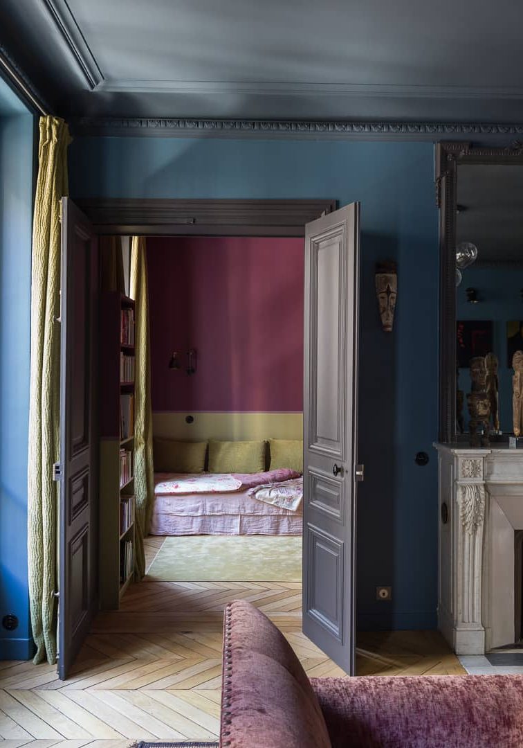 salon sofa couleur bleu rouge jaune style haussmannien