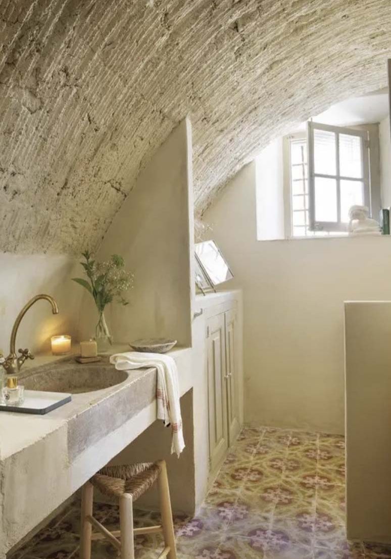 salle de bain rustique chic méditerranéenne voute pierre carreaux ciment